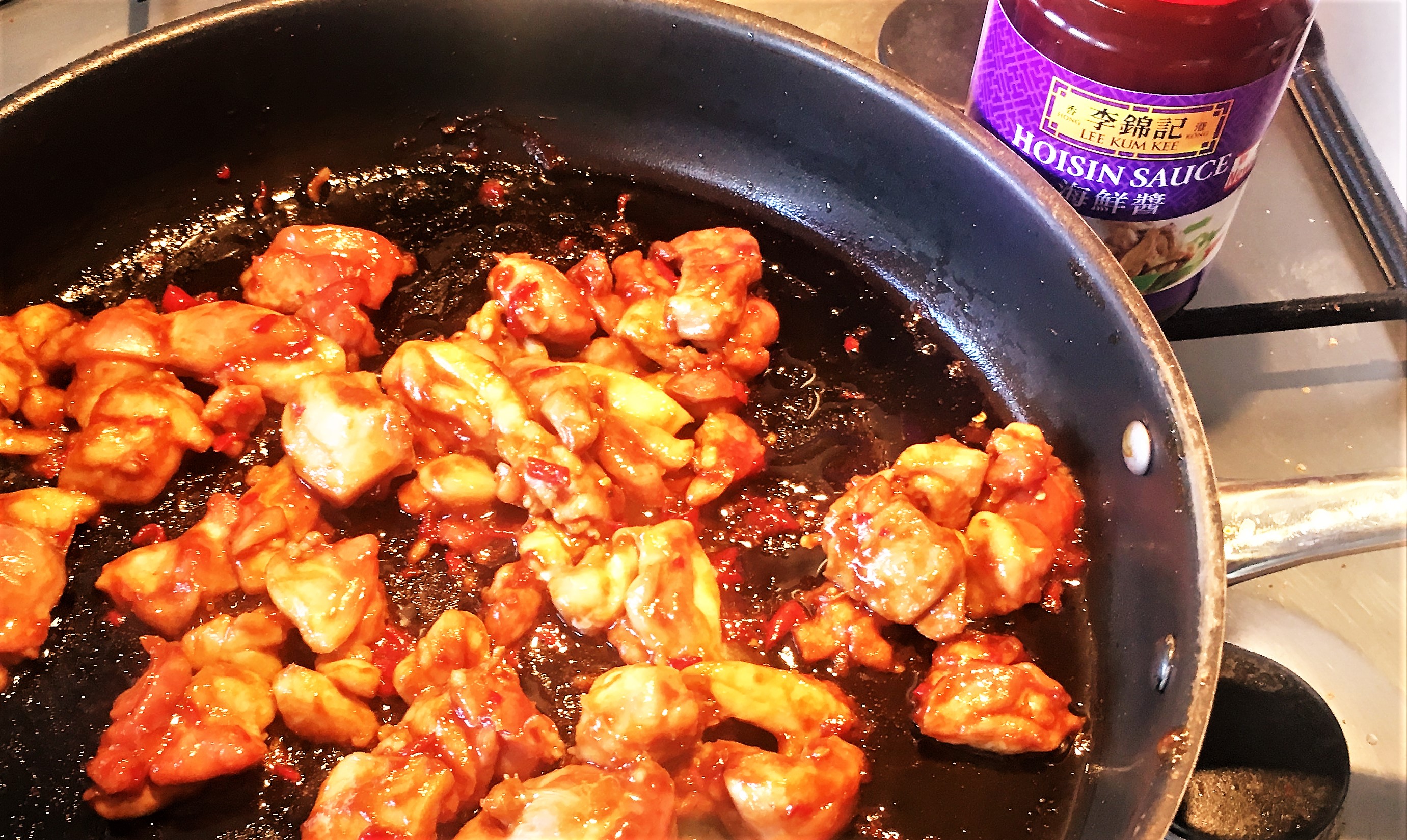 Roerbakken: Kip Hoisin met groente